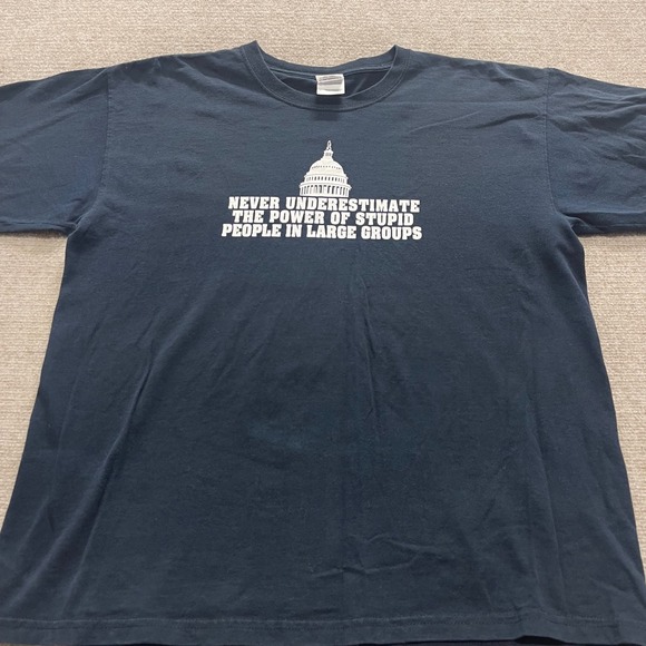 Vtg "NEVER UNDERESTIMATE THE POWER OF STUPID PEOPLE IN LARGE GROUPS " Mens L Tee - Picture 1 of 8